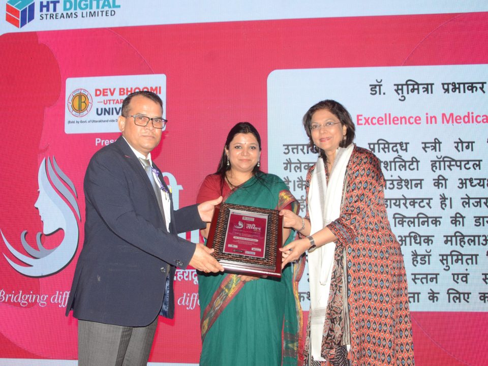 Dr. Sumita Prabhakar receiving Naari Samman Award for excellence in women's healthcare and fertility treatment in Dehradun